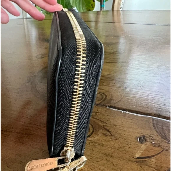 Michael Kors wristlet - Picture 5 of 9